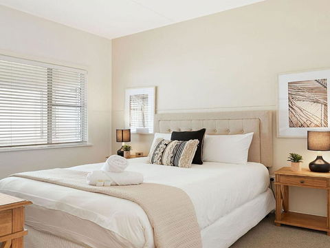Ocean Blue Apartment One Oceanfront Apartment - Accommodation Bookings 6