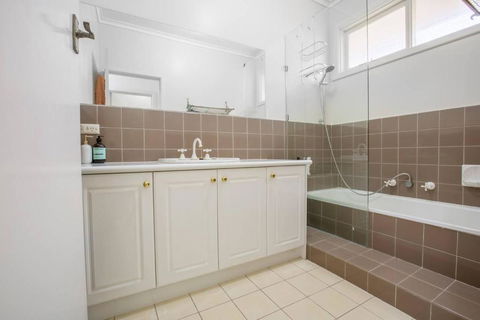 Alice Wonderland In 4 Beds House - Accommodation Bookings 3