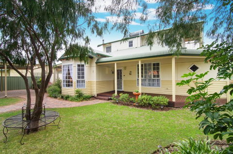 The Beach Retreat - Accommodation Bookings 6