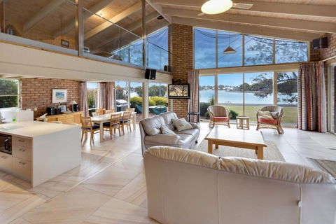Getaway Waterfront Island Living - Accommodation Bookings 6