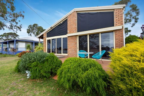 Getaway Waterfront Island Living - Accommodation Bookings 3