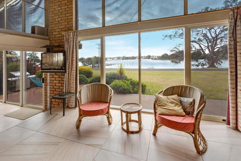 Getaway Waterfront Island Living - Accommodation Bookings 1