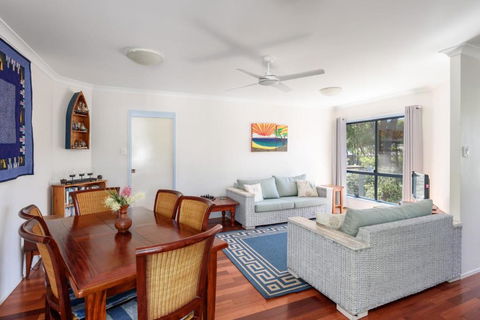 12 Ibis Court Highset Beach House With Natural Bushland Gardens & Covered Decks - Accommodation Bookings 2