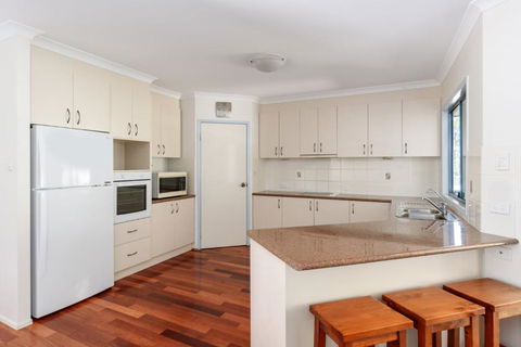 12 Ibis Court Highset Beach House With Natural Bushland Gardens & Covered Decks - Accommodation Bookings 3