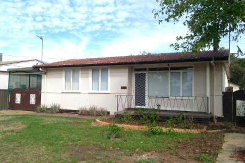 Large 5 Bedroom House With Wifi & Netflix Close To Taronga Western Plains Zoo - Accommodation Bookings 7