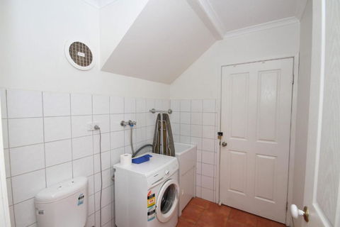 FANTASTIC HOLIDAY UNIT In A PERFECT LOCATION - Accommodation Bookings 4