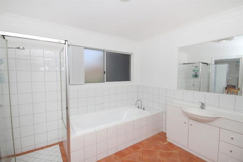 FANTASTIC HOLIDAY UNIT In A PERFECT LOCATION - Accommodation Bookings 3
