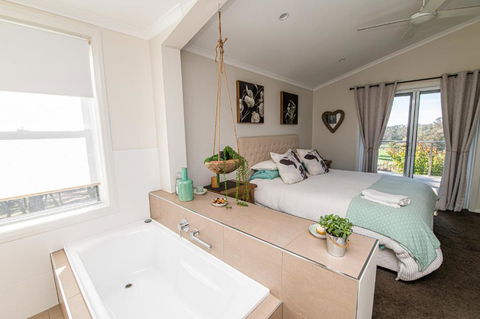 Mortimers Wines The Canopy Loft - Accommodation Bookings 4