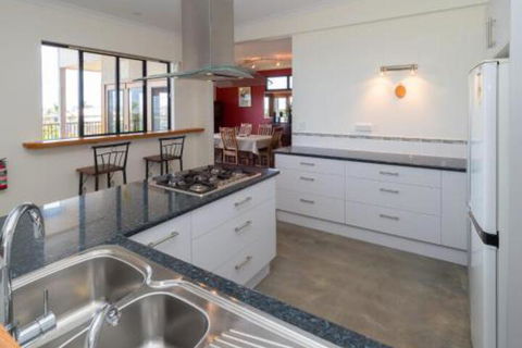 Blue Water Retreat Upstairs - Accommodation Bookings 6