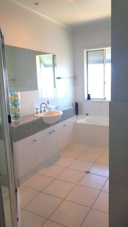 Island Waterfront Getaway WiFi - Accommodation Bookings 4