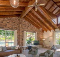 Luxurious Home on 5 Acres Close to CBD Sleeps 18 - Accommodation Bookings