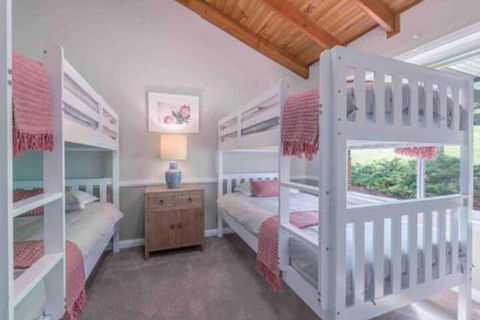 Luxurious Home On 5 Acres Close To CBD Sleeps 18 - Accommodation Bookings 3