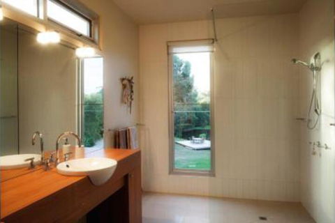 THE Lake House - Surf Side - Accommodation Bookings 3