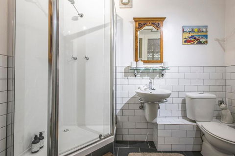The Stone On The Hill 3 Bedroom House - Accommodation Bookings 6
