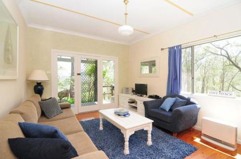 Love Shack 1 Bedroom Cosy Cottage! - Accommodation Bookings 5