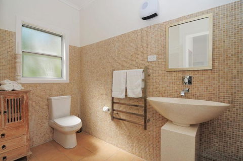 Love Shack 1 Bedroom Cosy Cottage! - Accommodation Bookings 1