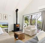 Treetops Newly renovated in the village - Accommodation Bookings
