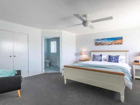 Azure Waters Perfectly Positioned With Ocean Views - Accommodation Bookings 6