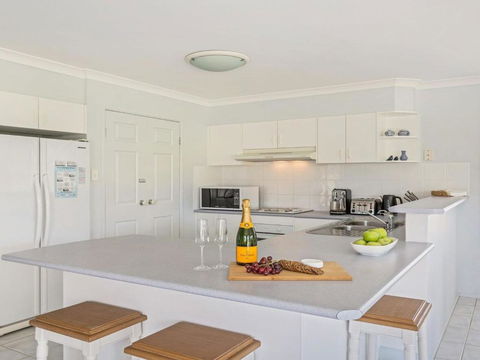 Azure Waters Perfectly Positioned With Ocean Views - Accommodation Bookings 2