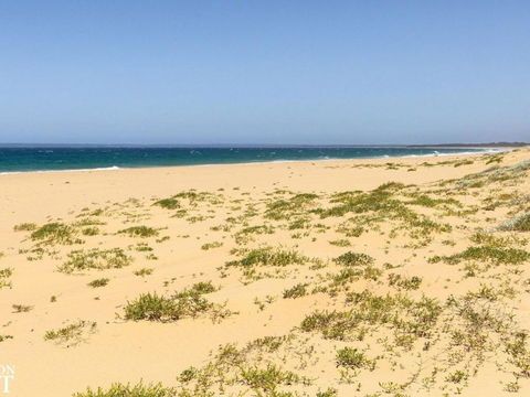 Azure Waters Perfectly Positioned With Ocean Views - Accommodation Bookings 3