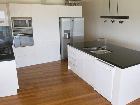 Joness Beach House Perfect Location With Views! - Accommodation Bookings 5