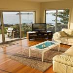 Joness Beach House Perfect Location With Views! - Accommodation Bookings 0