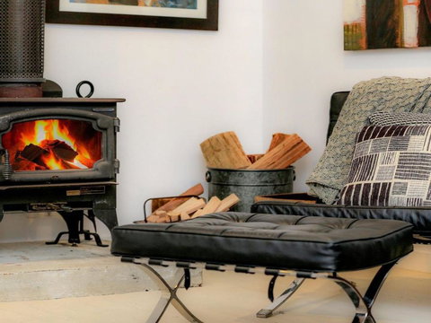 Lovett Quirky Stylish With A Bush Backdrop - Accommodation Bookings 2