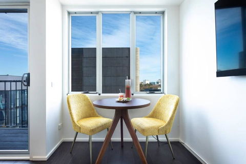 Oliver Stylish City Views Near Graffiti Laneways - Accommodation Bookings 4