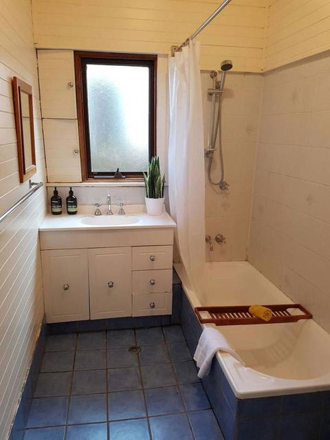 Cute Cottage On Byng Walk To Town & Pet Friendly - Accommodation Bookings 5