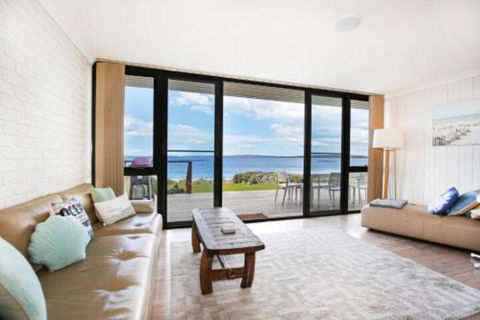 Azure Absolute Beachfront Pet Friendly - Accommodation Bookings 7