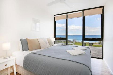 Azure Absolute Beachfront Pet Friendly - Accommodation Bookings 3