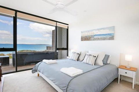 Azure Absolute Beachfront Pet Friendly - Accommodation Bookings 6