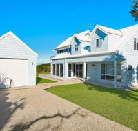 Middle Rock Beach House Beach Front Lake Cathie