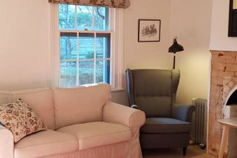 Redruth 2 Bedroom Cottage Situated In Wandiligong - Accommodation Bookings 2