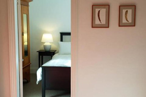 Redruth 2 Bedroom Cottage Situated In Wandiligong - Accommodation Bookings 6
