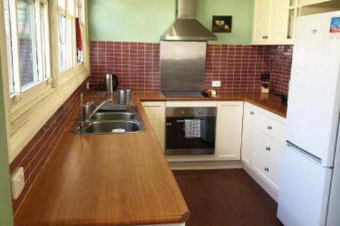 Redruth 2 Bedroom Cottage Situated In Wandiligong - Accommodation Bookings 3