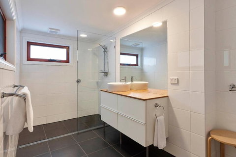 DOLPHIN LOOKOUT COTTAGE Amazing Views Of The Bay Of Fires - Accommodation Bookings 1