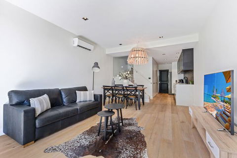 HomeHotel High End 3 Bedroom Terrace With Parking - Accommodation Bookings 3