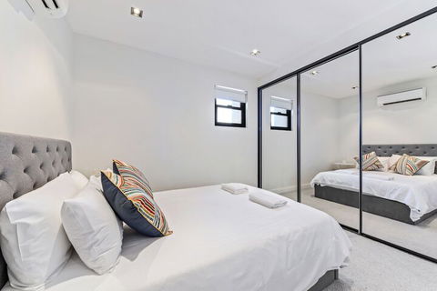 HomeHotel High End 3 Bedroom Terrace With Parking - Accommodation Bookings 2