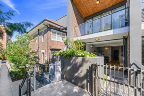 HomeHotel High End 3 Bedroom Terrace With Parking - Accommodation Bookings 0