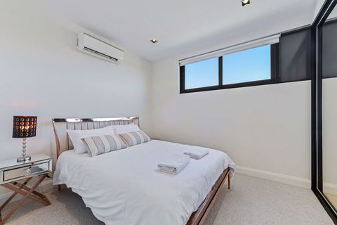 HomeHotel High End 3 Bedroom Terrace With Parking - Accommodation Bookings 4