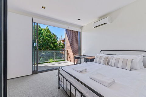 HomeHotel High End 3 Bedroom Terrace With Parking - Accommodation Bookings 5