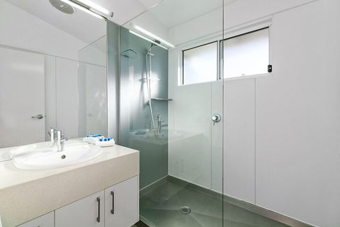Stunning River House 51 Hilton Esplanade - Accommodation Bookings 7