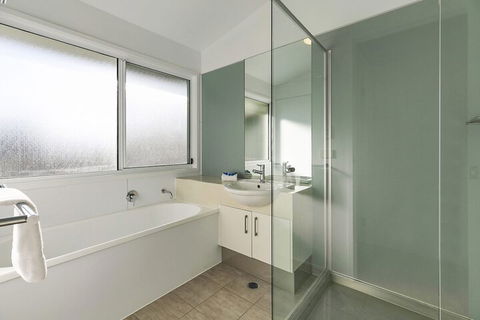 Stunning River House 51 Hilton Esplanade - Accommodation Bookings 3