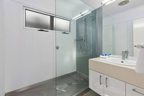 Stunning River House 51 Hilton Esplanade - Accommodation Bookings 5