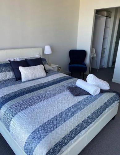 LOCATION LOCATION CITY VIEWS NETFLIX WIFI WINE - Accommodation Bookings 6