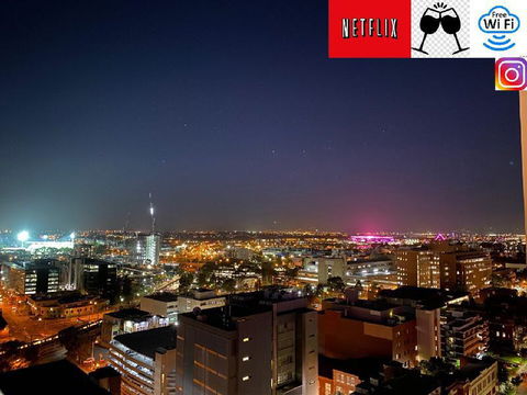 LOCATION LOCATION CITY VIEWS NETFLIX WIFI WINE - Accommodation Bookings 2