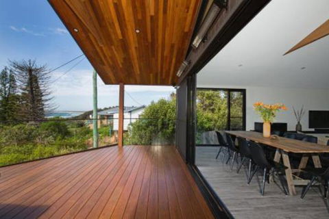 Seaview Pet Friendly With Stunning Views 1 Min To Beach - Accommodation Bookings 6