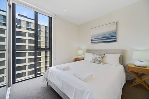 HomeHotel Luxurious High Rise Apt - Accommodation Bookings 3