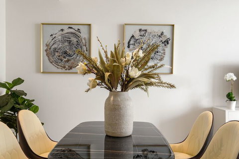 HomeHotel Luxurious High Rise Apt - Accommodation Bookings 5